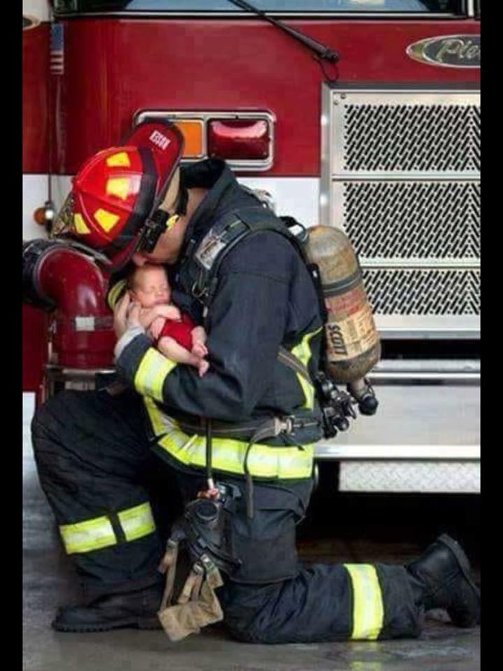 «Είσαι ασφαλές τώρα»...Την ώρα που πυροσβέστης σώζει ένα νεογέννητο μωρό