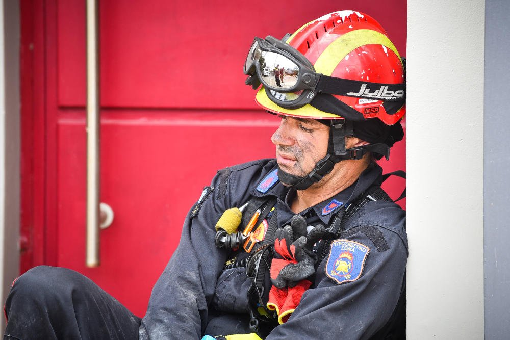  Φωτογραφίες δείχνουν την σκληρή δουλειά και την κούραση των πυροσβεστών.