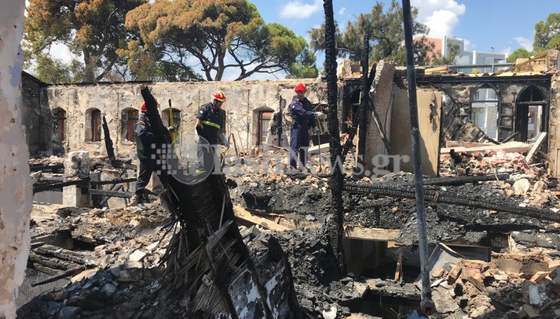 Ενας 42χρονος κατέθεσε στις αρχές ότι στο κτίριο διέμενε τουλάχιστον ένα άτομο, το οποίο και ενδέχεται να μην πρόλαβε να διαφύγει κατά την πυρκαγιά.