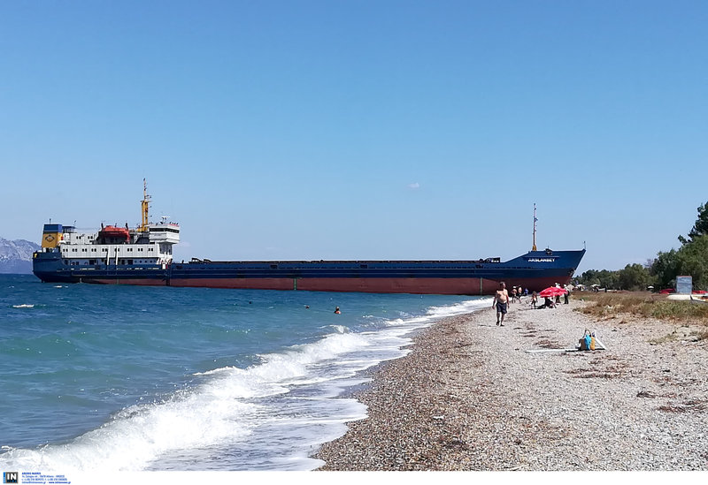 Η επόμενη ημέρα στην περιοχή Κανατάδικα της Εύβοιας. Λουόμενοι κάνουν μπάνιο πλάι στο πλοίο 