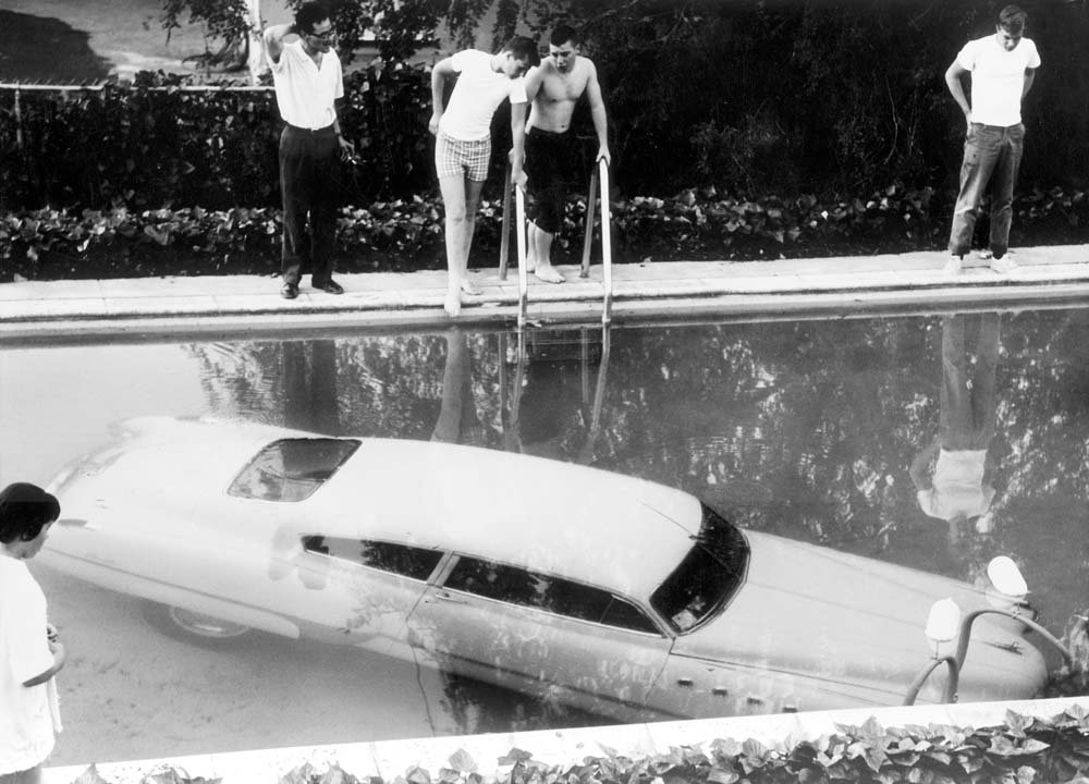 Το αυτοκινήτο που έχει βυθιστεί σε πισίνα στο Μπέβερλι Χιλς
