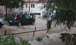 potamiormitiko 300x180 «Πνίγηκε» η Κοζάνη: Δρόμοι μετατράπηκαν σε ποτάμια   Αυτοκίνητα παρασύρθηκαν  Υπόγεια πλημμύρισαν   βίντεο & εικόνες