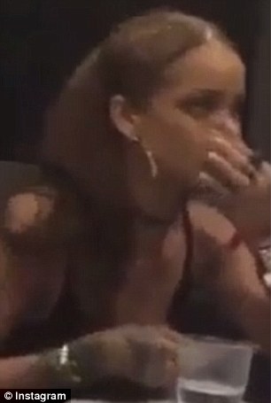 Χαμός στο διαδίκτυο: Οι υπόνοιες ότι η Ριάνα κάνει χρήση κοκαΐνης -Εξαλλη η τραγουδίστρια [εικόνες &amp; βίντεο]
