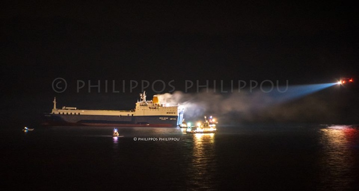 Σώοι οι επιβαίνοντες στο φορτηγό πλοίο που έπιασε φωτιά [εικόνες]