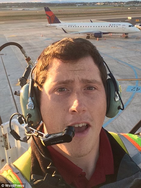 Αυτός είναι ο εργαζόμενος σε αεροπορική εταιρεία, ο οποίος έκλεψε ένα άδειο αεροπλάνο από αεροδρόμιο του Σιάτλ για μια πτήση που τελείωσε με τον θάνατό του.