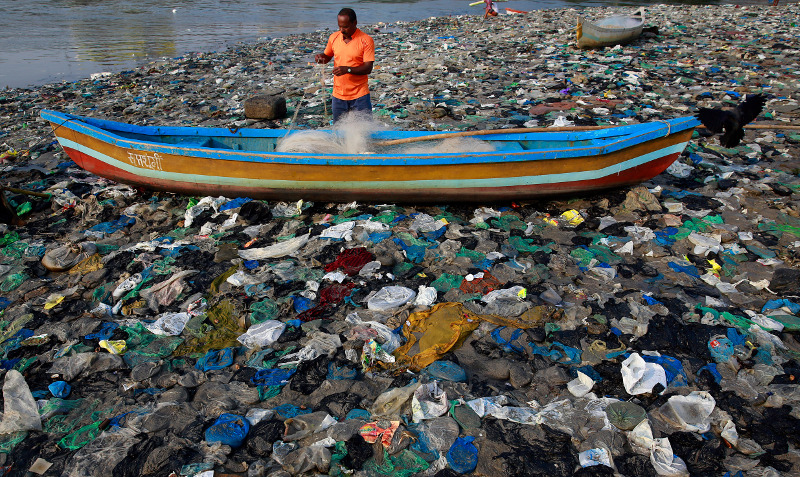ΌΛο και μεγαλύτερες διαστάσεις παίρνει το πρόβλημα των πλαστικών αποβλήτων στους ωκεανούς.