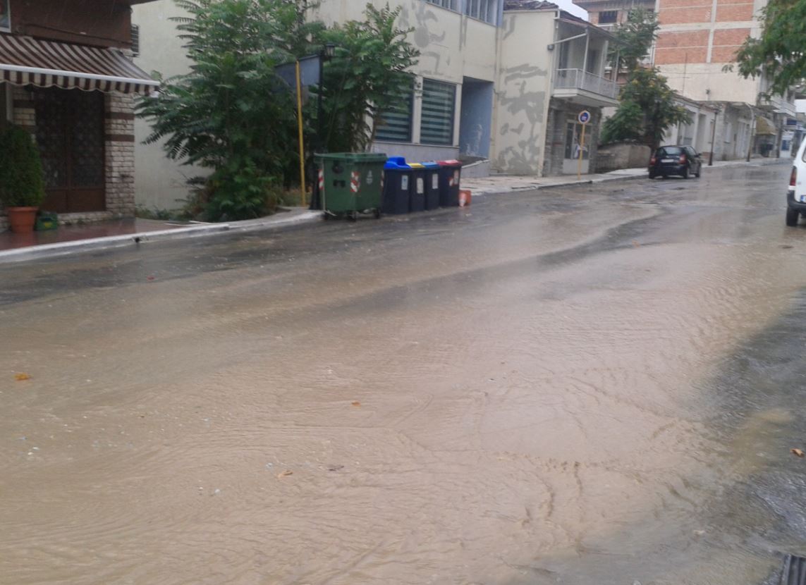 serbviakoz «Πνίγηκε» η Κοζάνη: Δρόμοι μετατράπηκαν σε ποτάμια   Αυτοκίνητα παρασύρθηκαν  Υπόγεια πλημμύρισαν   βίντεο & εικόνες