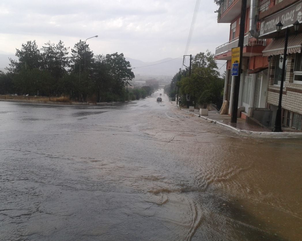 serviakoz2 «Πνίγηκε» η Κοζάνη: Δρόμοι μετατράπηκαν σε ποτάμια   Αυτοκίνητα παρασύρθηκαν  Υπόγεια πλημμύρισαν   βίντεο & εικόνες