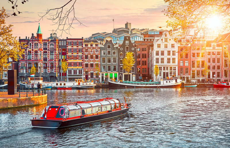 Μια ολλανδική εταιρεία προσφέρει στους τουρίστες τη δυνατότητα να βγουν για δίωρο ψάρεμα πλαστικών στα κανάλια της πόλης