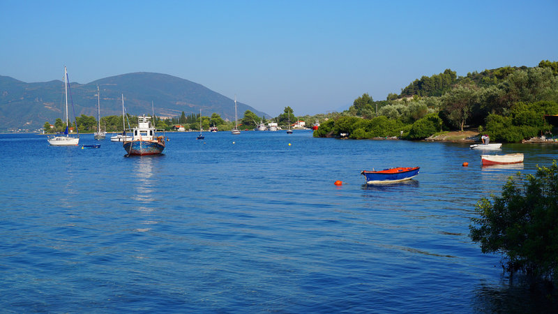 Το νερό της πηγής χύνεται στη θάλασσα και έτσι τα νερά είναι ζεστά και ιδανικά για φθινοπωρινές βουτιές