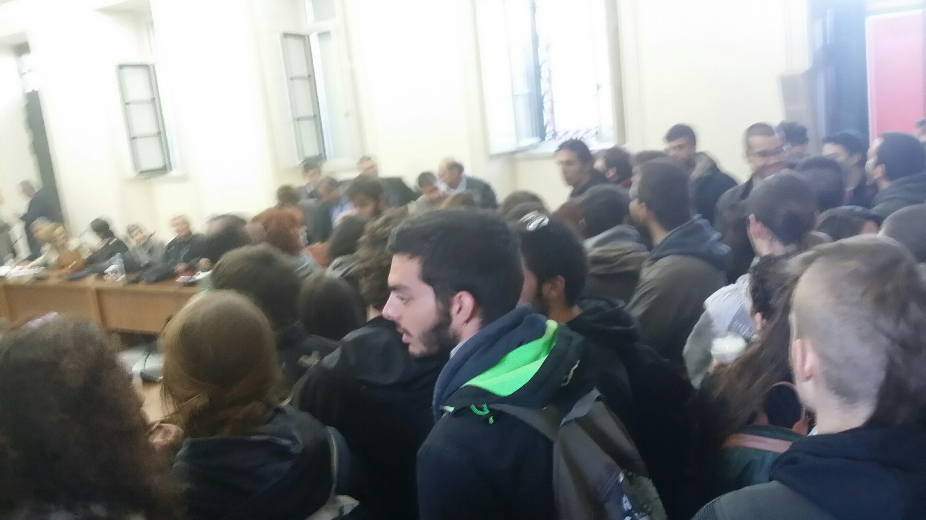 Ενταση στο Πανεπιστήμιο Αθηνών: Φοιτητές διέκοψαν τη συνεδρίαση της Συγκλήτου  Δεν αφήνουν τον Φορτσάκη να φύγει