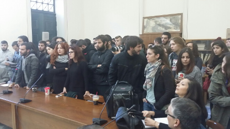 Ενταση στο Πανεπιστήμιο Αθηνών: Φοιτητές διέκοψαν τη συνεδρίαση της Συγκλήτου  Δεν αφήνουν τον Φορτσάκη να φύγει
