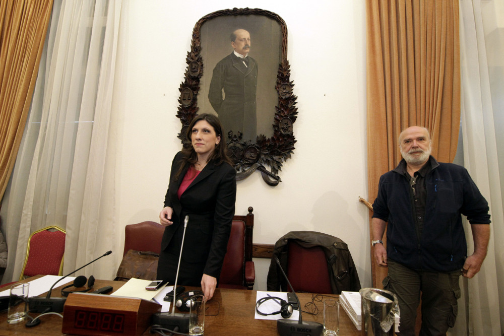 Αφωνοι όλοι με τον συνεργάτη της Κωνσταντοπούλου: Πήγε στη Βουλή με στρατιωτικό παντελόνι και σανδάλι με κάλτσα [εικόνες]