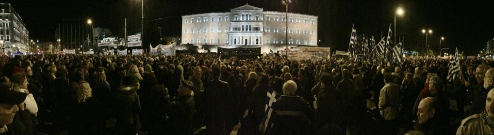 Την ώρα που οι Ευρωπαίοι μας εκβιάζουν οι Έλληνες φωνάζουν δεν υποχωρούμε στο Σύνταγμα (pics)