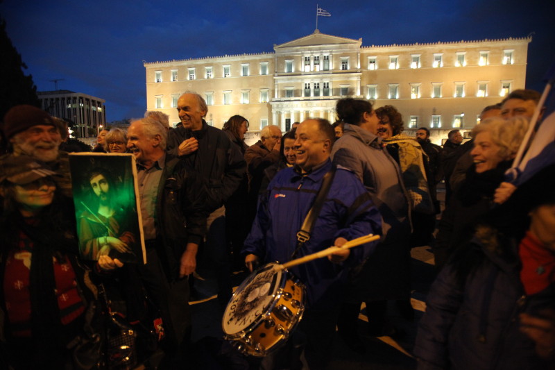 Την ώρα που οι Ευρωπαίοι μας εκβιάζουν οι Έλληνες φωνάζουν δεν υποχωρούμε στο Σύνταγμα (pics)