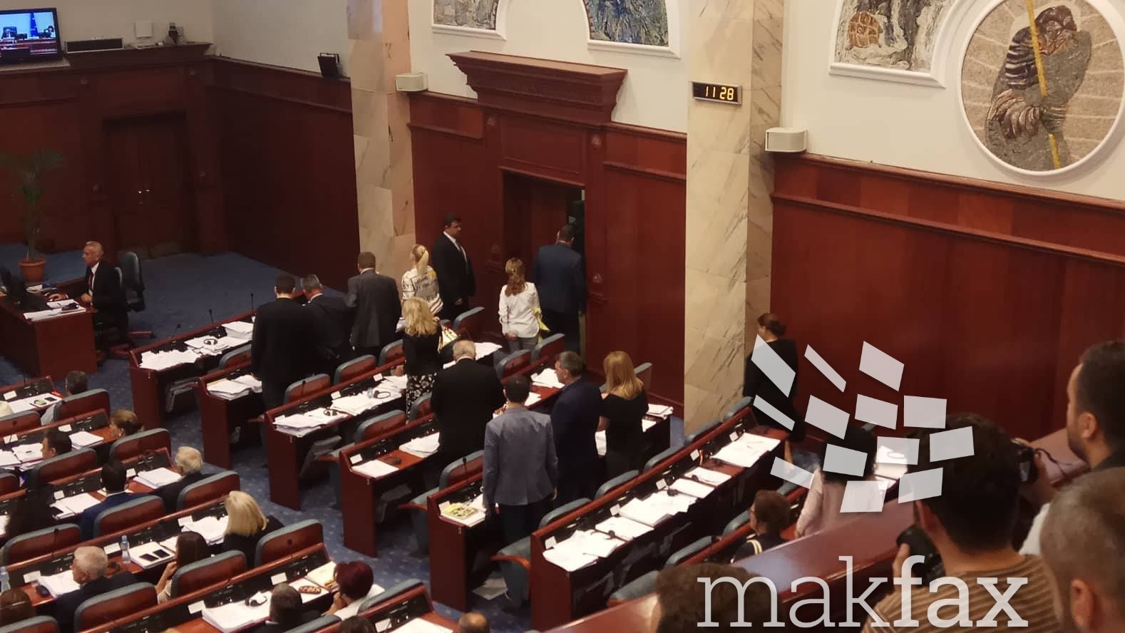 Oι βουλευτές του VMRO-DPMNE αποχωρούν από την αίθουσα