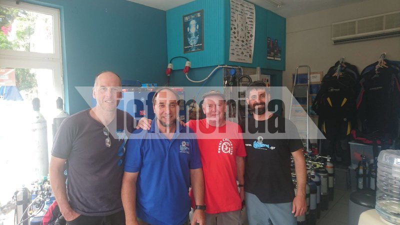 Ο Ρίκ Σταντον (πρώτος από αριστερά) είναι ο Βρετανός σπηλαιοδύτης, ήρωας της Ταϊλάνδης