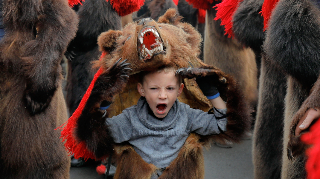 Ο ετήσιος «χορός της αρκούδας» στη Ρουμανία για να φύγουν τα κακά πνεύματα -Φωτογραφία: AP Photo/Vadim Ghirda