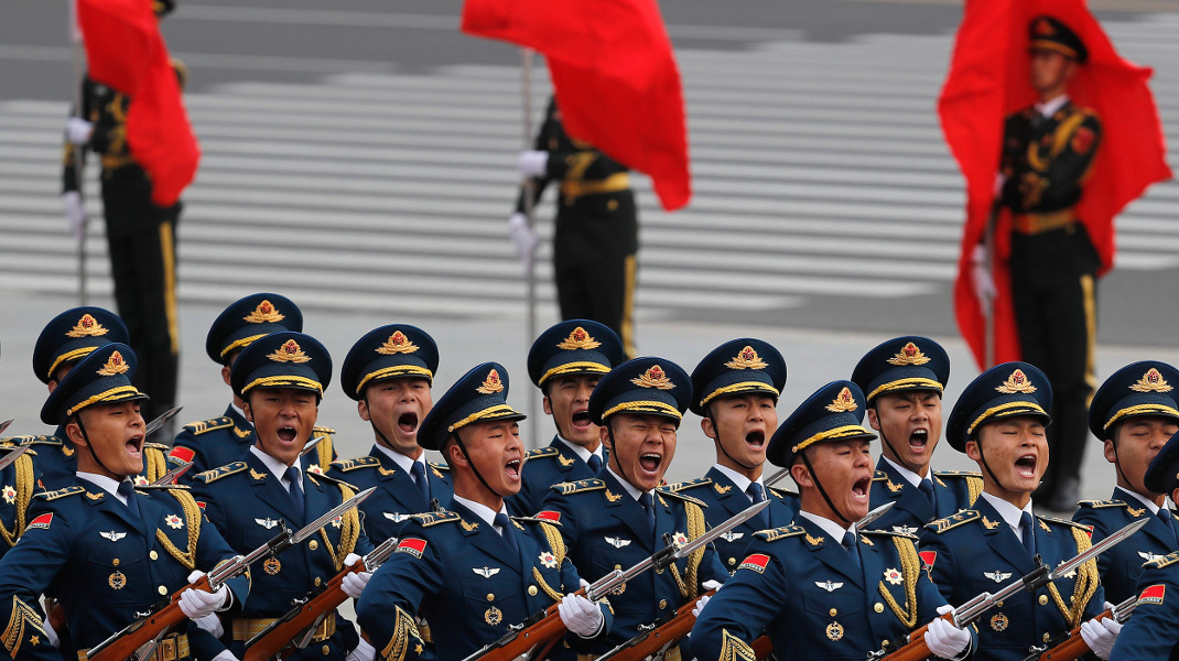 Μέλη της προεδρικής φρουράς της Κίνας κατά την υποδοχή του Ντόναλντ Τραμπ -Φωτογραφία: AP Photo/Andy Wong