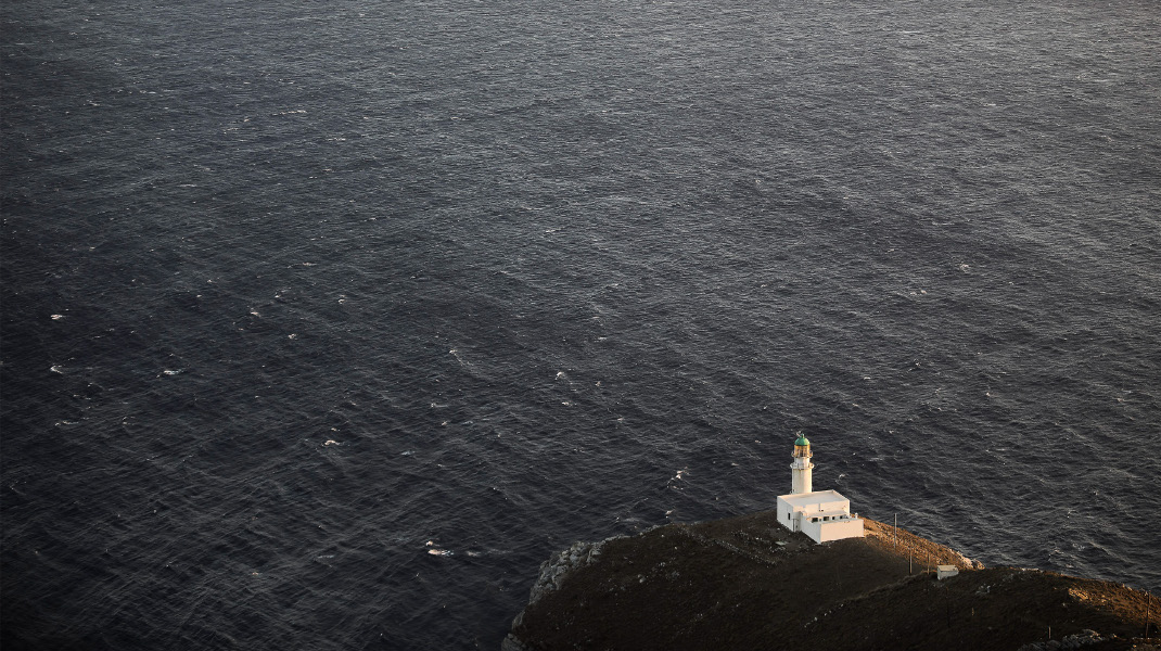 Î‘Î³Î½Î±Î½Ï„ÎµÏÎ¿Î½Ï„Î±Ï‚ Ï„Î·Î½ Î±Ï€ÎµÏÎ±Î½Ï„Î¿ÏƒÏÎ½Î·: ÎŸ Ï†Î¬ÏÎ¿Ï‚ Ï„Î¿Ï… ÎšÎ¬Î²Î¿ Î Î±Ï€Ï€Î¬ ÏƒÏ„Î·Î½ Î™ÎºÎ±ÏÎ¯Î± -Î¦Ï‰Ï„Î¿Î³ÏÎ±Ï†Î¯Î±: Intimenews/Î¤ÎŸÎ£Î™Î”Î—Î£ Î”Î—ÎœÎ—Î¤Î¡Î—Î£
