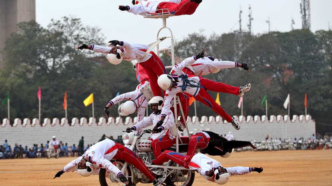 Ινδοί στρατιώτες σε επίδειξη ισορροπίας για την ημέρα ανεξαρτησίας της χώρας -Φωτογραφία: AP Photo/Aijaz Rahi