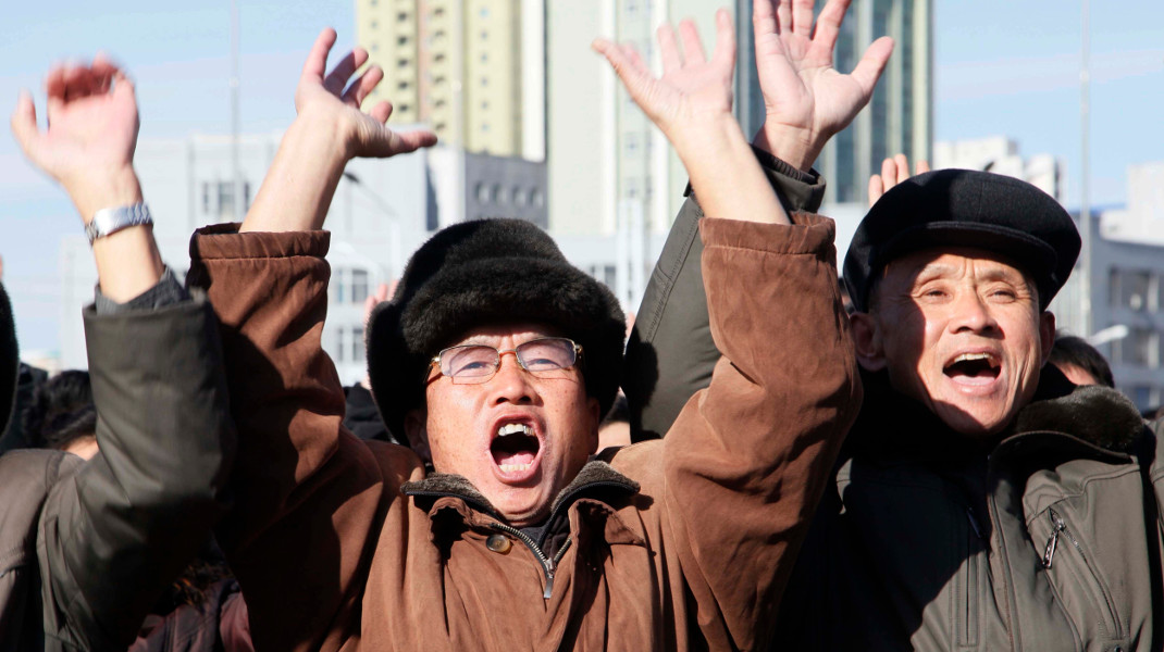 Πολίτες της Βόρειας Κορέας πανηγυρίζουν αυθόρμητα (;) για την εκτόξευση βαλλιστικού πυραύλου -Φωτογραφία: AP Photo/Jon Chol Jin