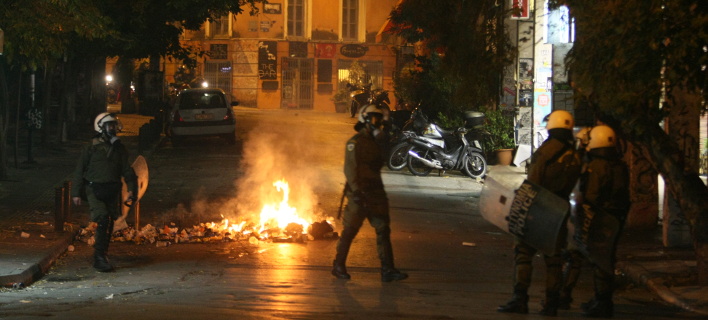 Απίστευτες σκηνές στα Εξάρχεια: ΜΑΤ κλέβουν νερά από περίπτερο και δέρνουν τον εργαζόμενο [βίντεο]