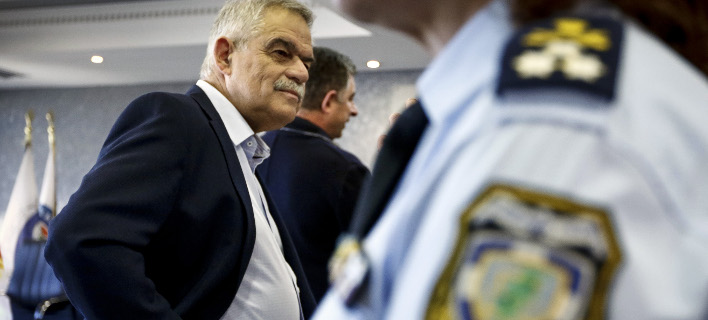 Ο Τόσκας απαντά στον Μητσοτάκη για την αποδέσμευση των αστυνομικών από τα γραφεία της ΝΔ