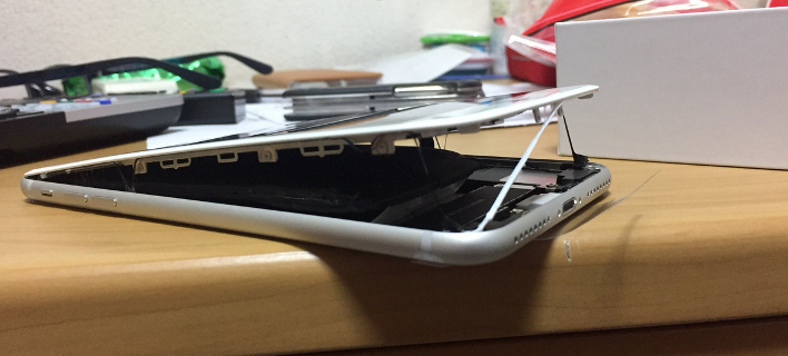 Συναγερμός για το iPhone 8 Plus: Πρήζεται η μπαταρία και το κινητό ανοίγει στα δύο -Περιστατικό και στην Ελλάδα