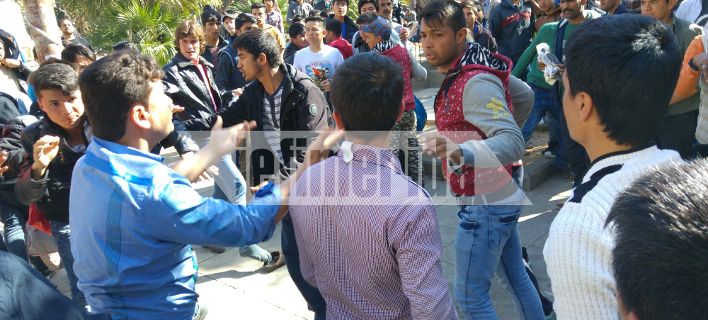 Ξύλο στην πλατεία Βικτωρίας ανάμεσα σε ομάδες Αφγανών -Ορμησαν σε πουλμανάκι με τρόφιμα και ρούχα [εικόνες]