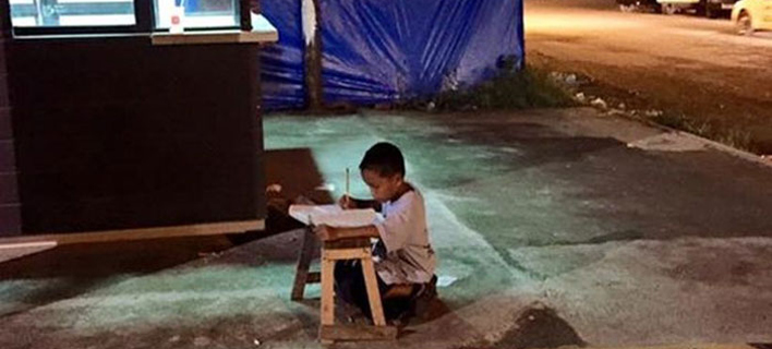Συγκινητική ιστορία: Ενας 8χρονος μαθαίνει γράμματα στο δρόμο υπό το φως των McDonald's [εικόνες] 
