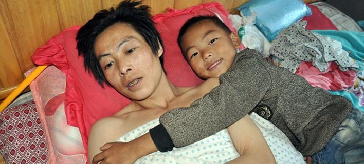 Mικρό αγόρι, μεγάλες ευθύνες: Φροντίζει τον παράλυτο πατέρα του από τότε που τον εγκατέλειψε η μητέρα του [εικόνες]