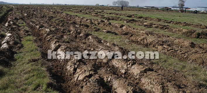 Κάτοικοι της Πέλλας όργωσαν τη γη για να μην στηθούν σκηνές προσφύγων -Ακατάλληλος πλέον ο χώρος [εικόνες]