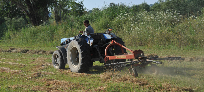 ΠΑΣΟΚ: «Χαράτσι» 400 εκατ. στους αγρότες για επιπλέον εισφορές το 2017