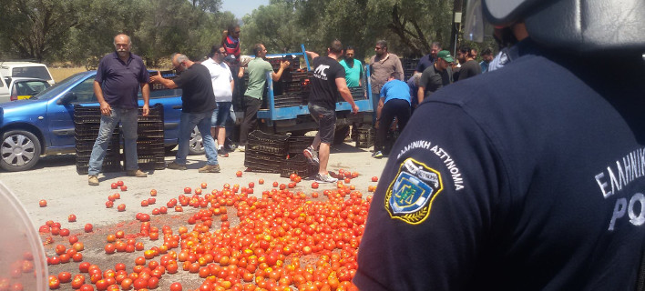 Θερμή υποδοχή στον Τσιρώνη στην Κρήτη -Με ντομάτες και ΜΑΤ [εικόνες]