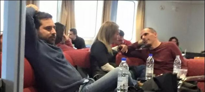 O Γιάνης Βαρουφάκης μαζί με τη Δανάη Στράτου στο πλοίο για την Αίγινα -Ανετος και χωρίς ασφάλεια [εικόνα]