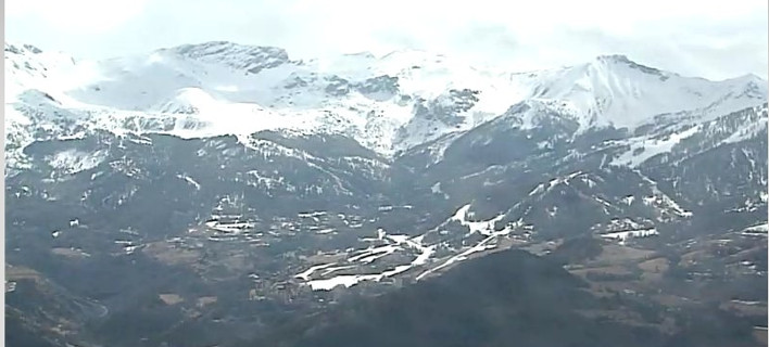 Πίσω από αυτά τα βουνά στις Αλπεις συνετρίβη το Airbus με τα 148 άτομα -Live εικόνα από το χωριό Barcelonnette
