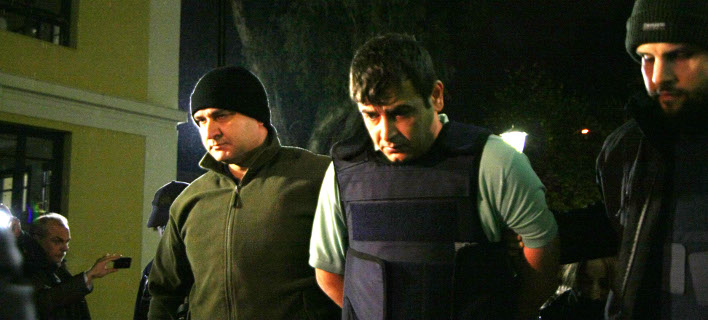 Προφυλακιστέος ο Αλβανός που γάζωσε με καλάσνικοφ μπαρ στο Μικρολίμανο