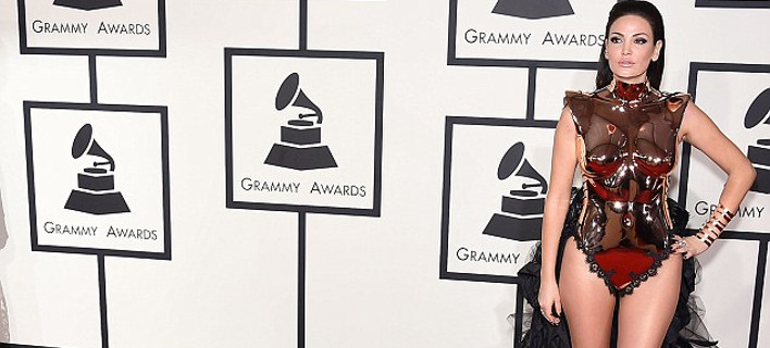Η Αλβανίδα σταρ που πήγε στα Grammy και τους άφησε όλους άφωνους -Το κιτς αποκαλυπτικό κορμάκι της [εικόνες]