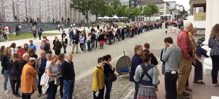 Ατέλειωτες ουρές για την έκθεση της ελληνικής συλλογής του ΕΜΣΤ στη Γερμανία [εικόνες]  