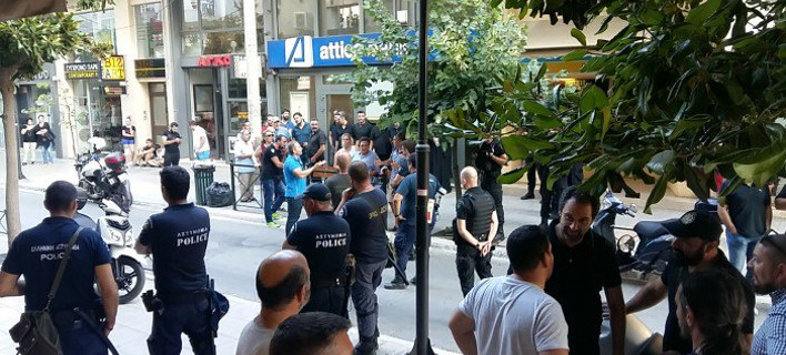 Οπαδοί των ΑΝΕΛ έξω από τα γραφεία των ΑΝΕΛ -Φωτογραφία: flashnews.gr