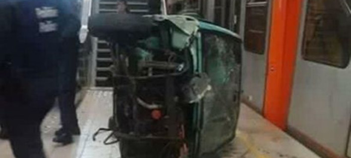 Πιτσιρικάδες, πέταξαν για πλάκα αυτοκίνητο από τις σκάλες του μετρό! [βίντεο]