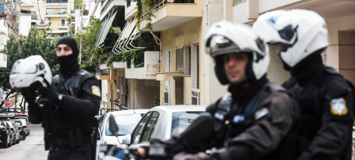 Ολόκληρο οπλοστάσιο βρήκε η Αντιτρομοκρατική στα σπίτια ακροδεξιών-Πέντε συλλήψεις
