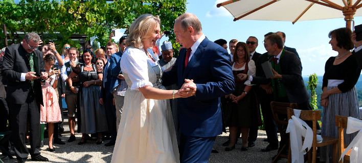 Ο Βλάντιμιρ Πούτιν χορεύει στο γάμο της ΥΠΕΞ της Αυστρίας/ Φωτογραφία AP images