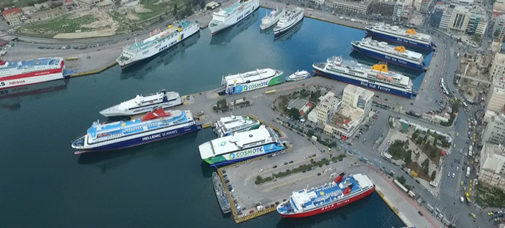 Σπάνιο στιγμιότυπο του Πειραιά από ψηλά -Ολα τα πλοία δεμένα στο λιμάνι [εικόνα]