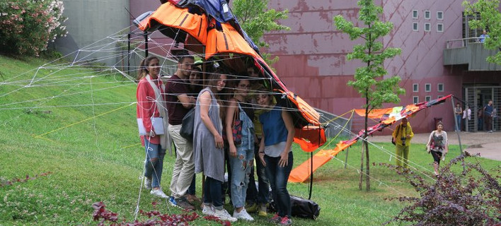 Η πρωτότυπη κατασκευή φοιτητών του ΑΠΘ με σωσίβια που άφησαν πρόσφυγες στο Αιγαίο [εικόνες] 