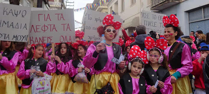 Καρναβαλιστές κάθε ηλικίας στο Αργος Ορεστικό (Φωτογραφία: oladeka)