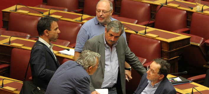 Σε τροχιά διάσπασης ο ΣΥΡΙΖΑ -30 βουλευτές συνεδρίασαν στη βουλή