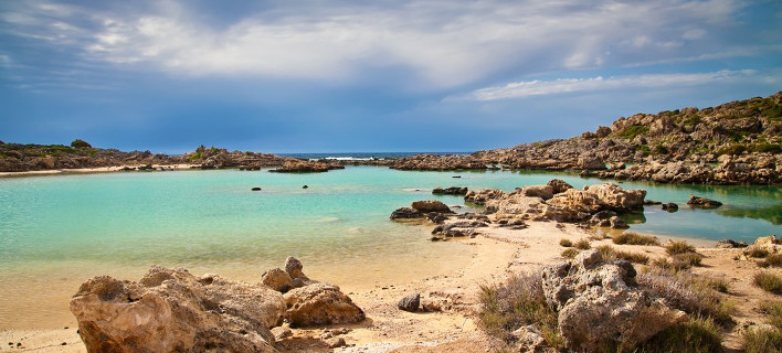 Τα άγνωστα διαμάντια της Κρήτης: Δύο φυσικές πισίνες στο... πέλαγος, με γαλαζοπράσινα νερά - Τοπίο τροπικό [εικόνες]