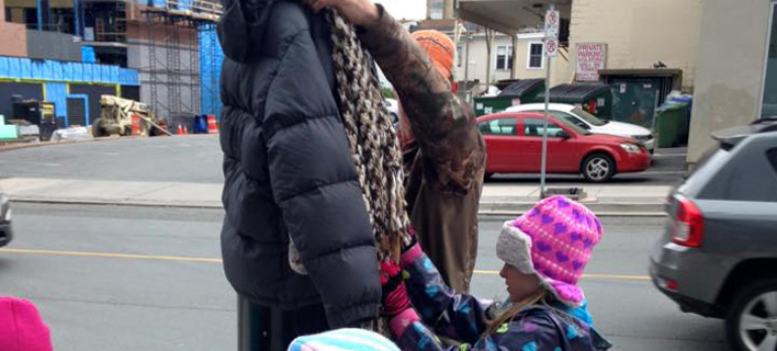 Παιδιά στον Καναδά κρεμούν τα ρούχα τους στους δρόμους - Για να ντυθούν οι άστεγοι [εικόνες]